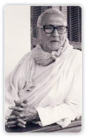 Srila Sridhar Maharaj speaking on  his verandah in Navadwip